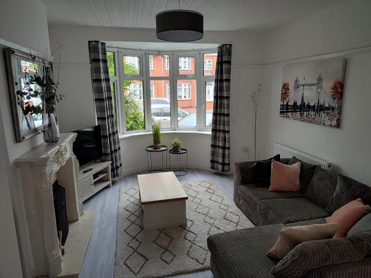 Wavertree Drive 3 Bed Contractor Home In レスター エクステリア 写真