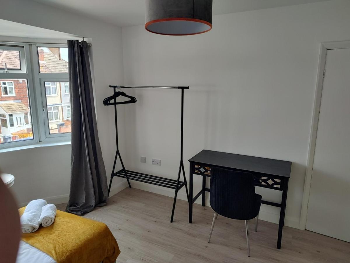 Wavertree Drive 3 Bed Contractor Home In レスター エクステリア 写真